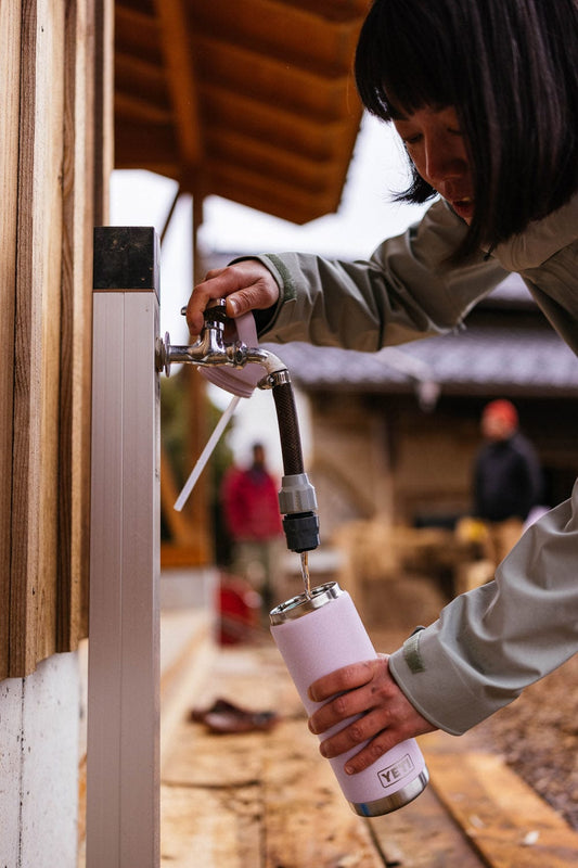 yeti Rambler 18 Oz Bottle Chug foto 2