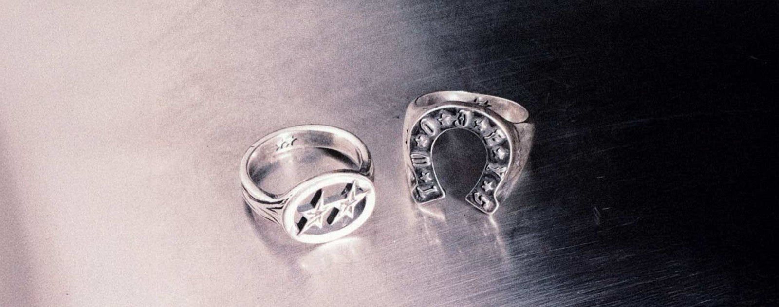 Anelli in argento Twojeys su una superficie metallica