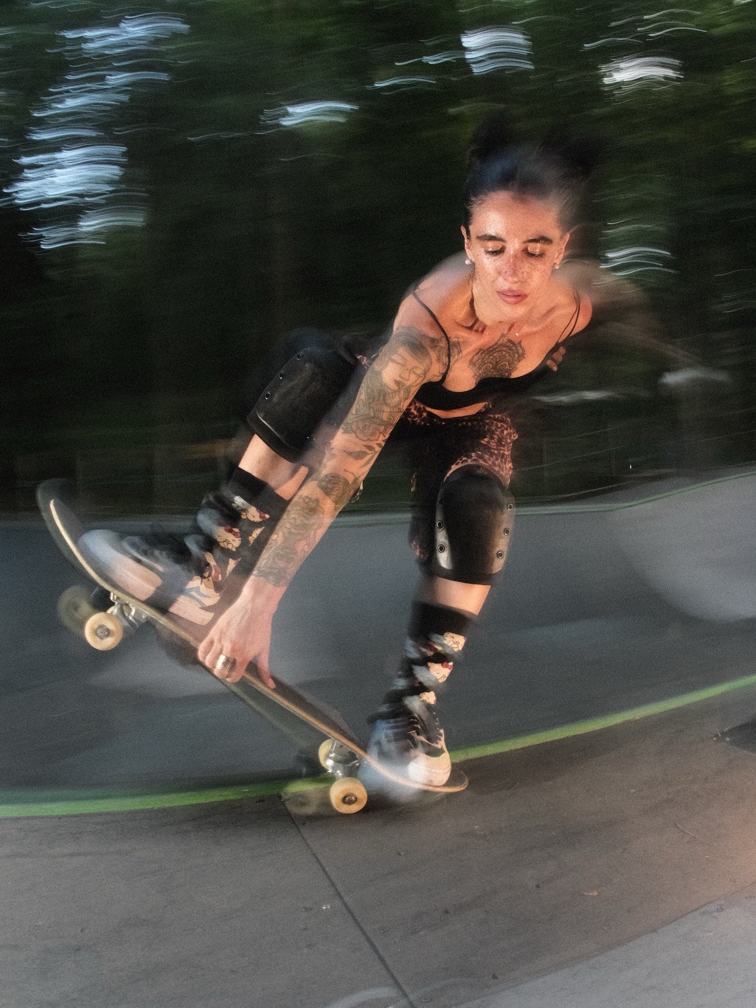 Una skater in curva in un bowl di cemento