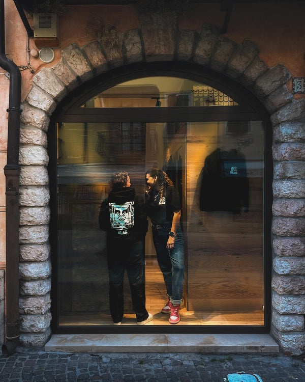 Il negozio Blakshop di Lazise visto di notte attraverso la vetrina ad arco